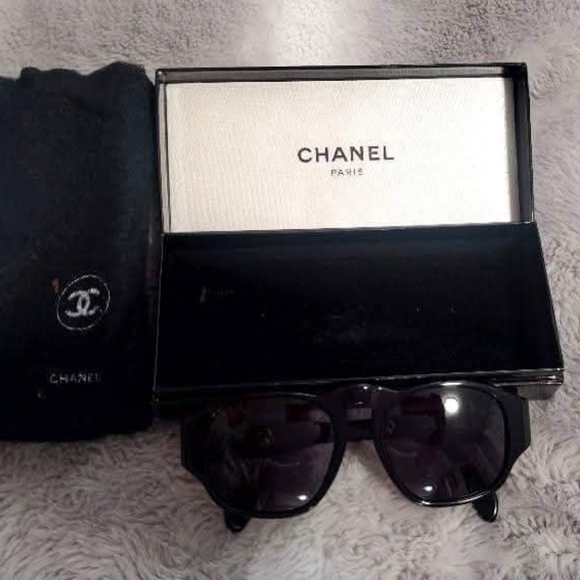 CHANEL Elegant Black Sunglasses with Gold Accent - Picture 7 of 8